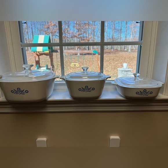 Vintage Corning ware. 2 1/2 QT dish with lid. 1 3/4 QT with lid. 1 QT with lid. - Picture 1 of 4